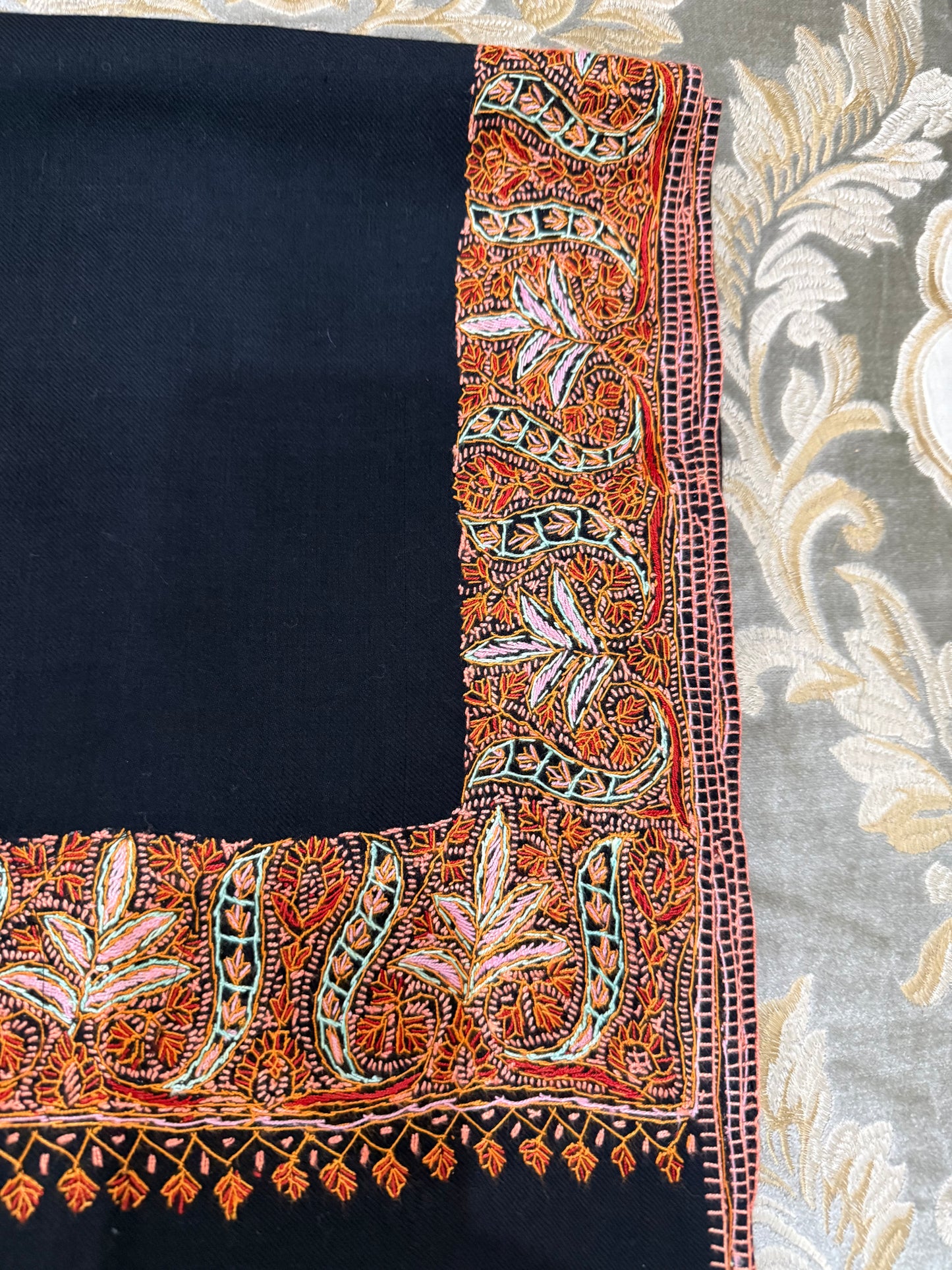 Toosh pashmina sui 4 side embroidered boarder