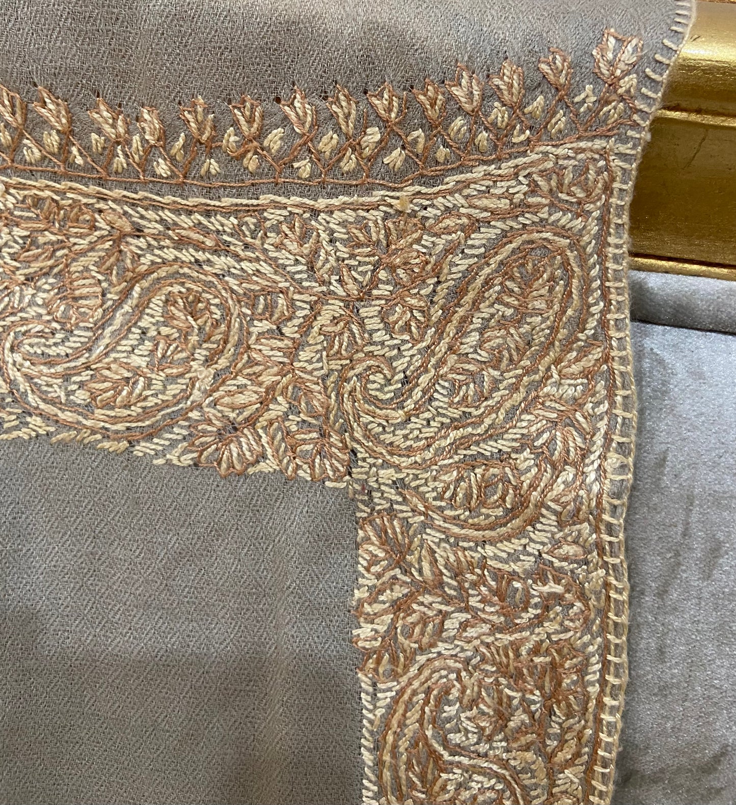 Toosh pashmina sui 4 side embroidered boarder