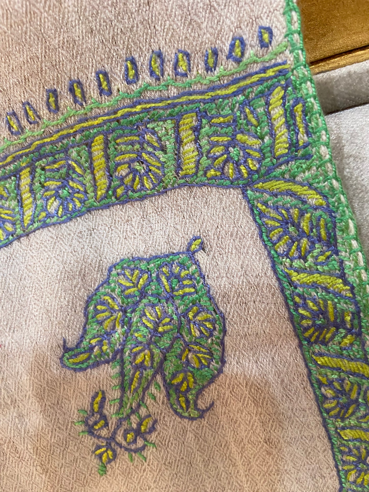 Toosh pashmina sui 4 side embroidered boarder