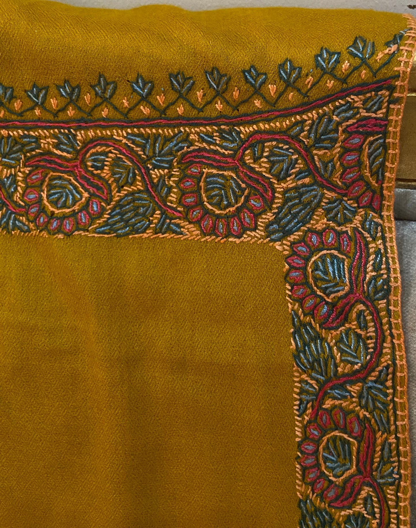 Toosh pashmina sui 4 side embroidered boarder