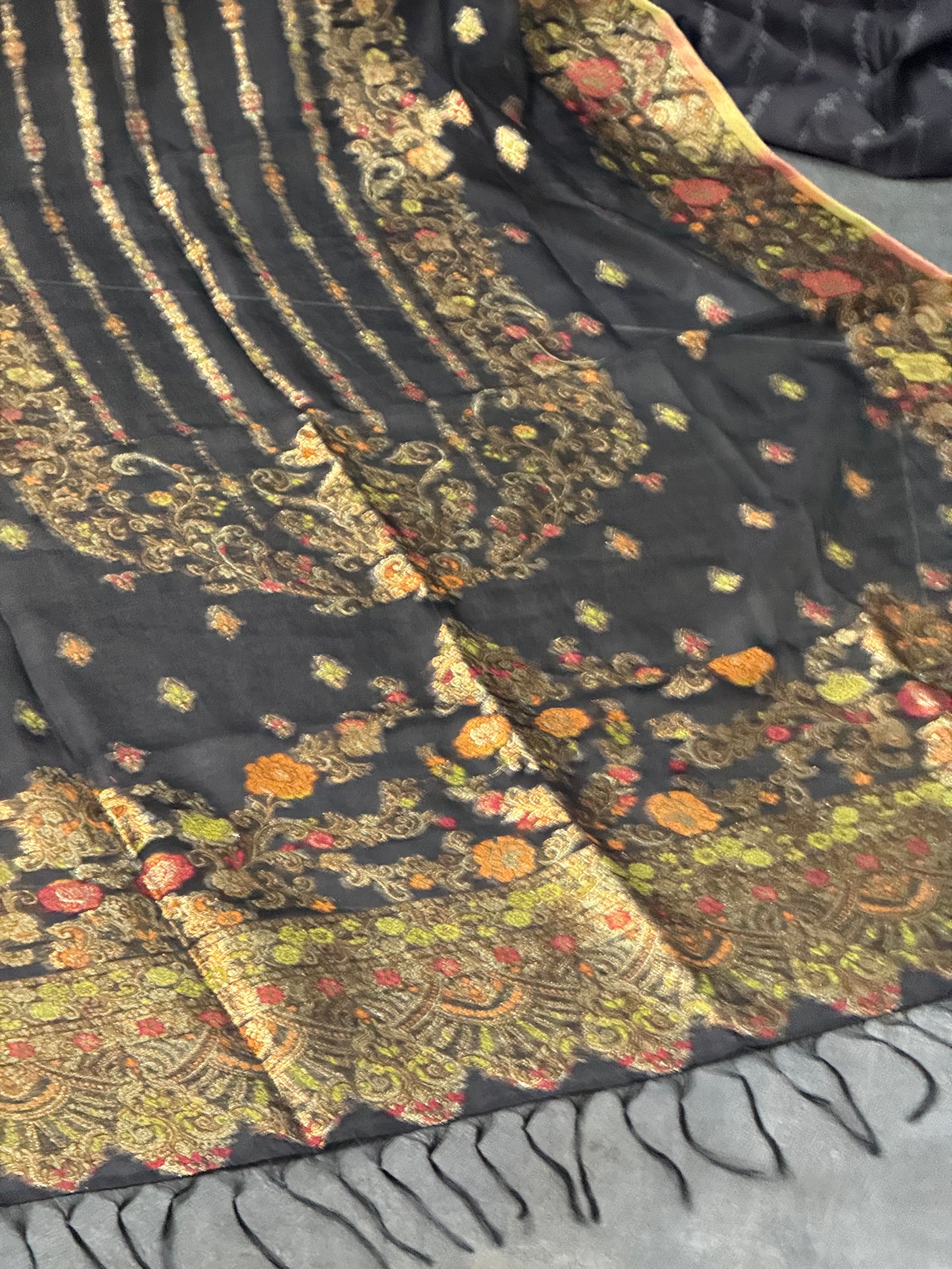 LREGAL LOOM SHAHI RESHAM