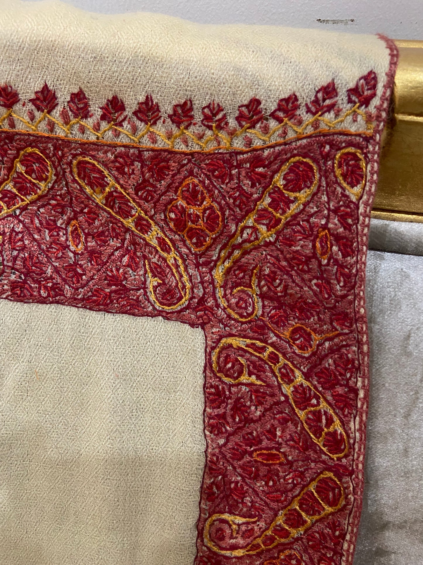 Toosh pashmina sui 4 side embroidered boarder