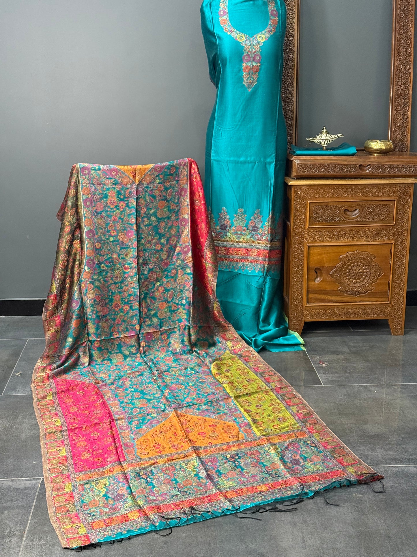 REGAL LOOM