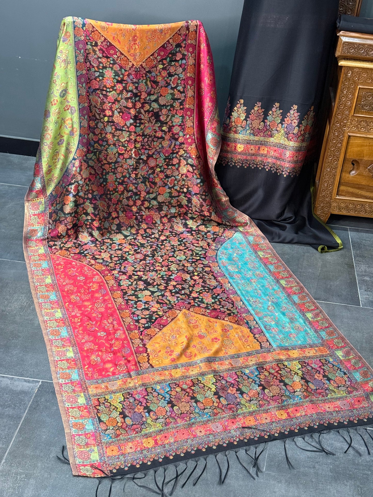 REGAL LOOM