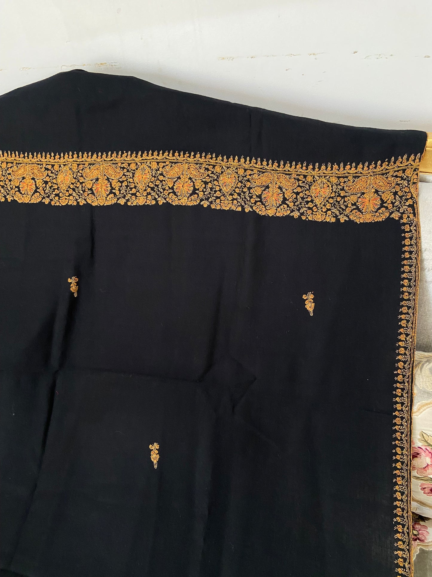 Toosh pashmina sui 4 side embroidered boarder