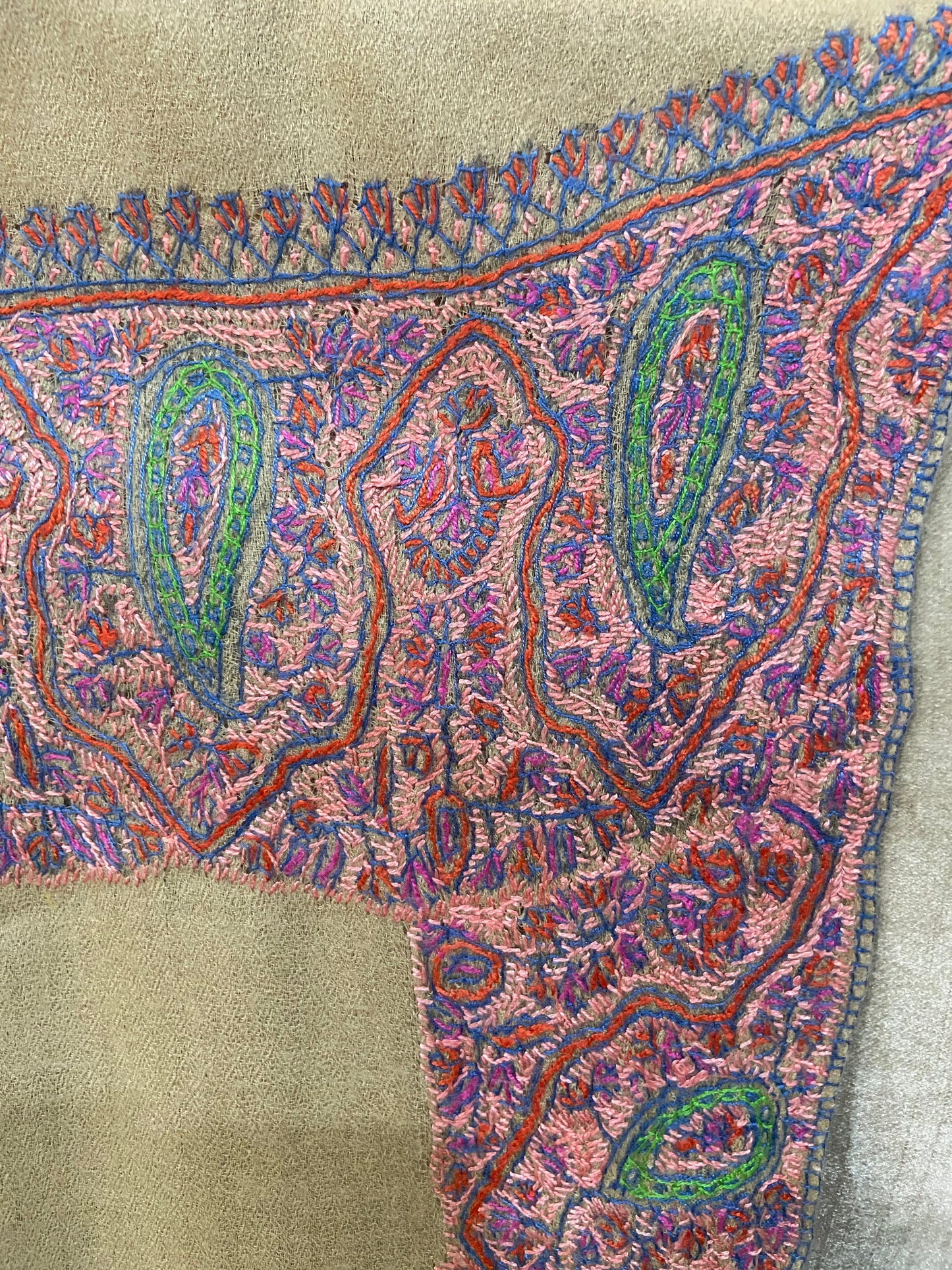 Toosh pashmina sui 4 side embroidered boarder