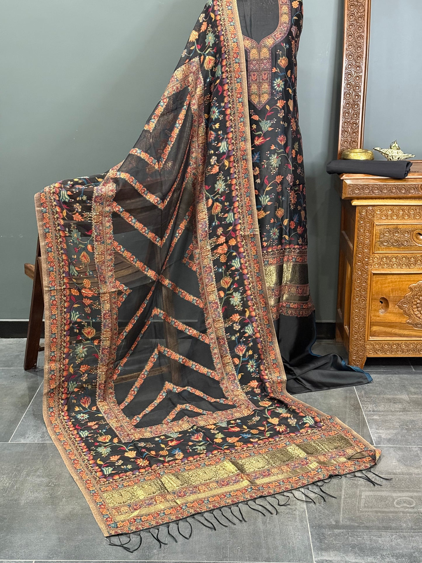 REGAL LOOM