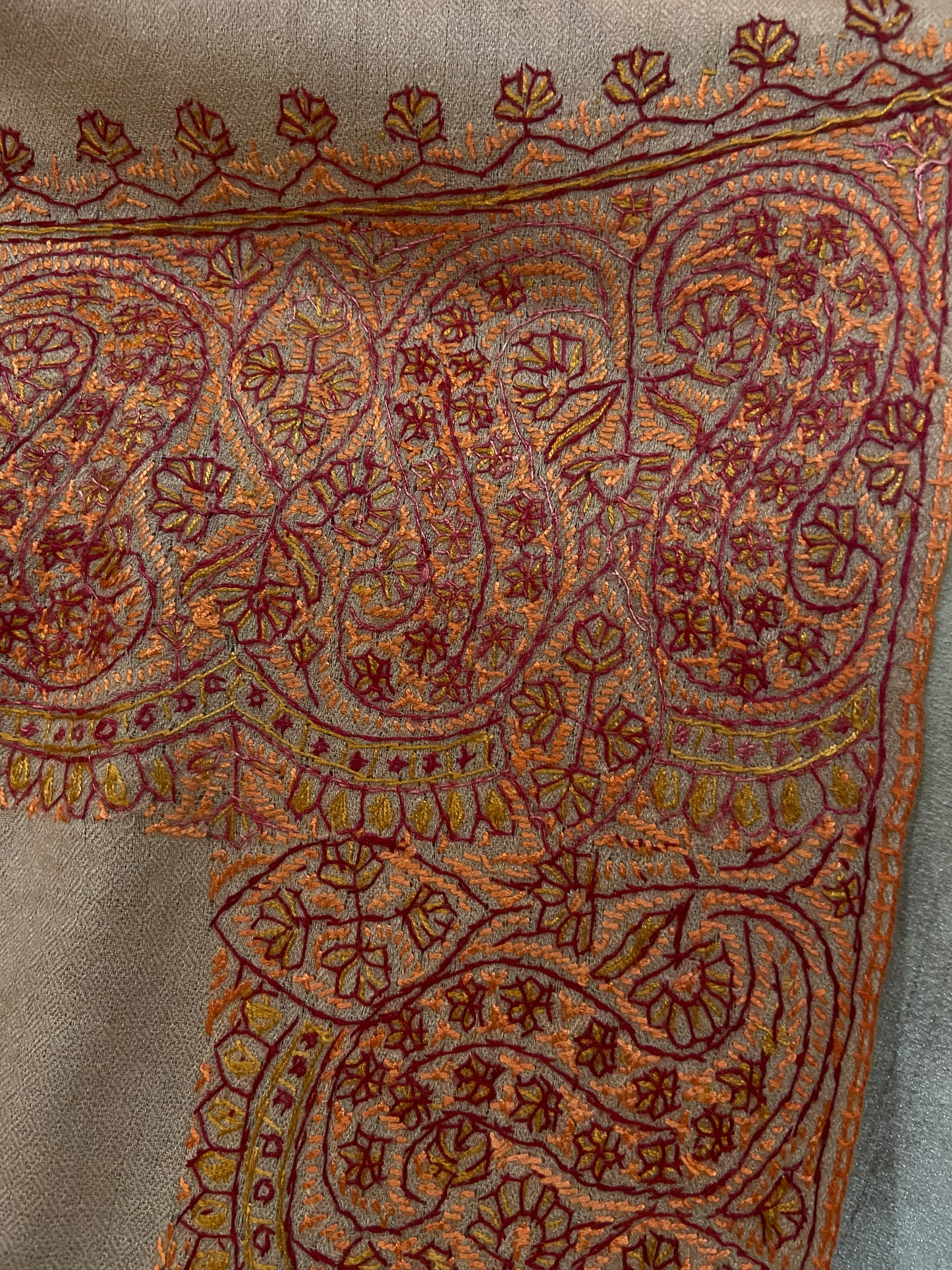 Toosh pashmina sui 4 side embroidered boarder