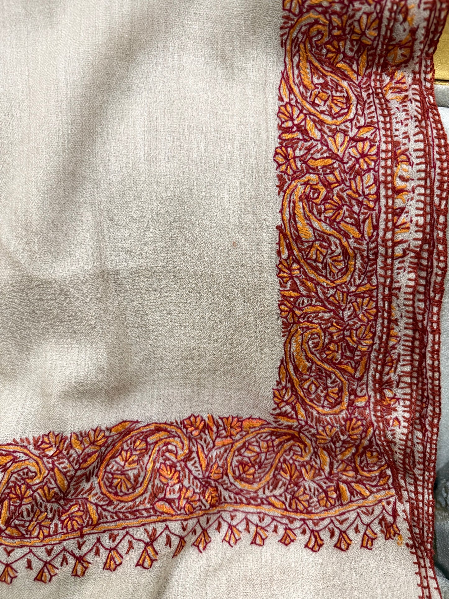 Toosh pashmina sui 4 side embroidered boarder