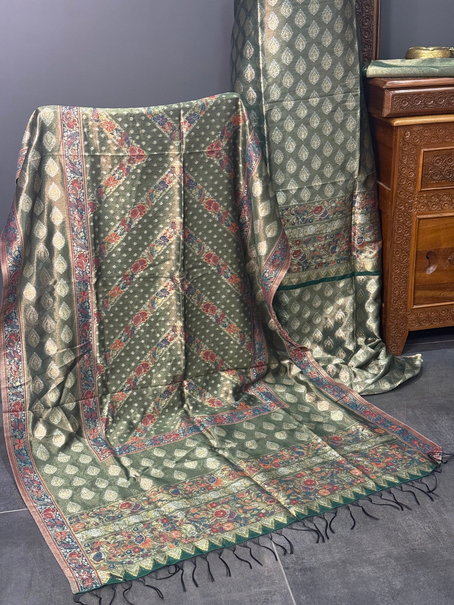 REGAL LOOM