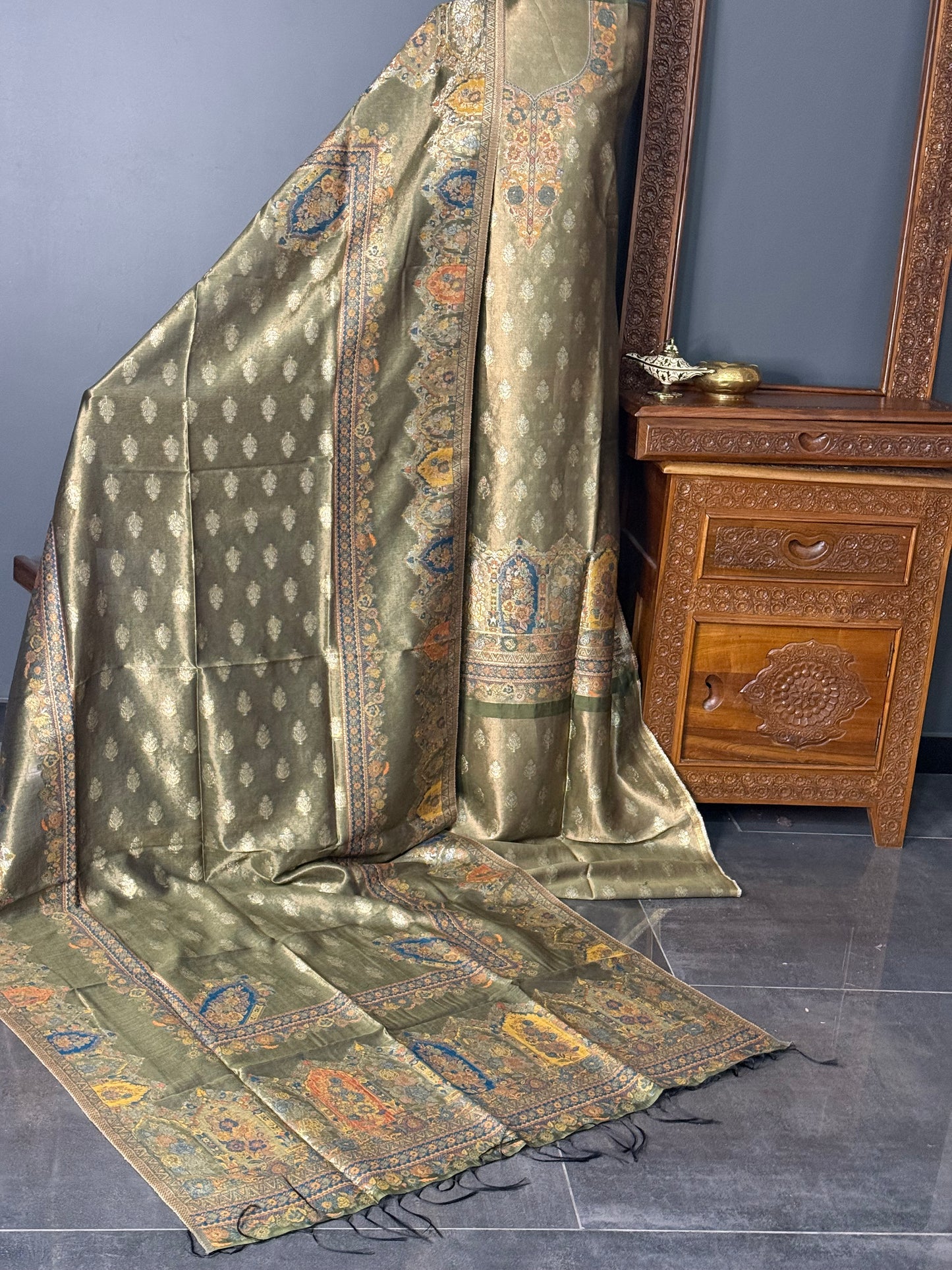 REGAL LOOM