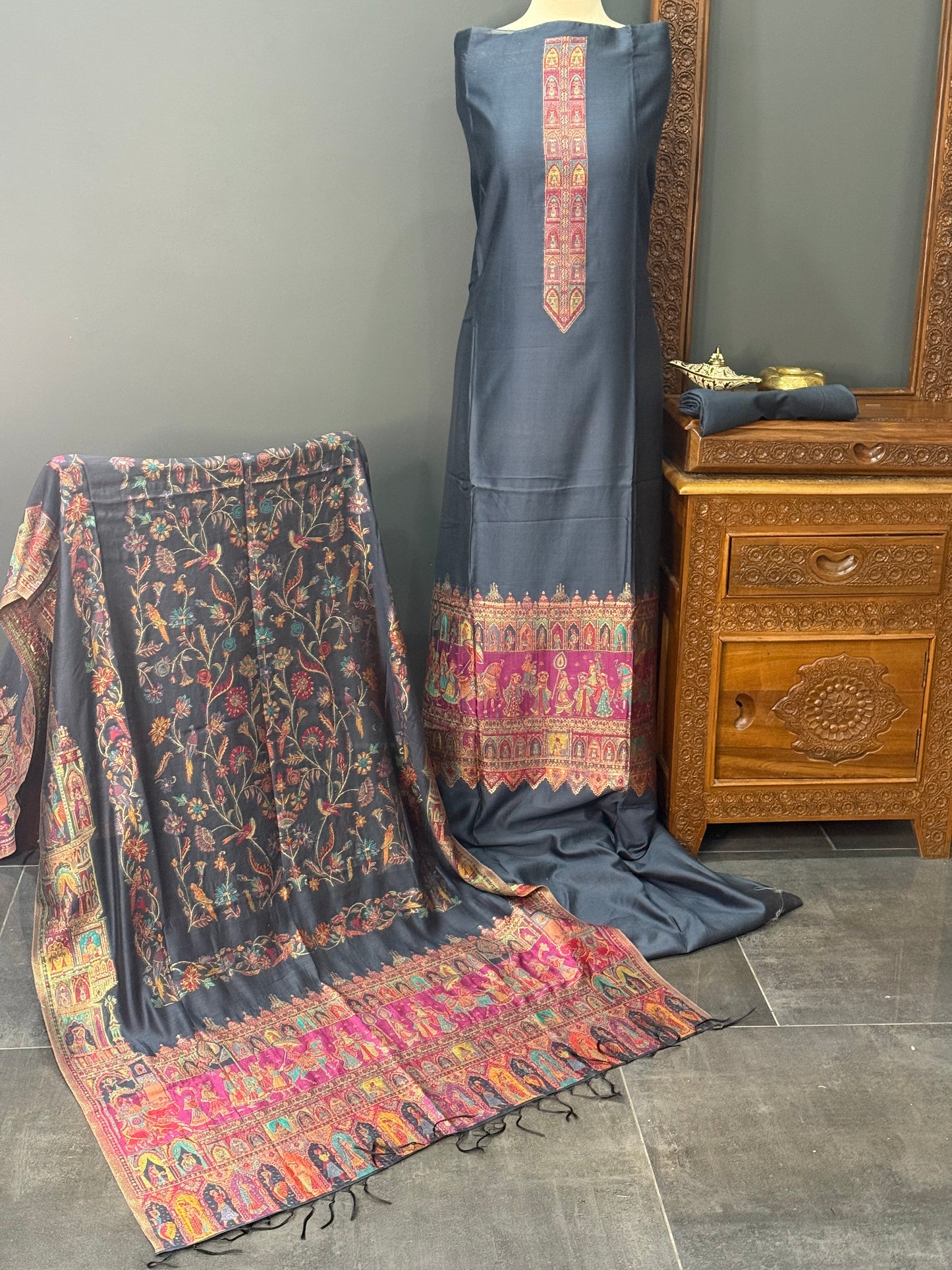 REGAL LOOM