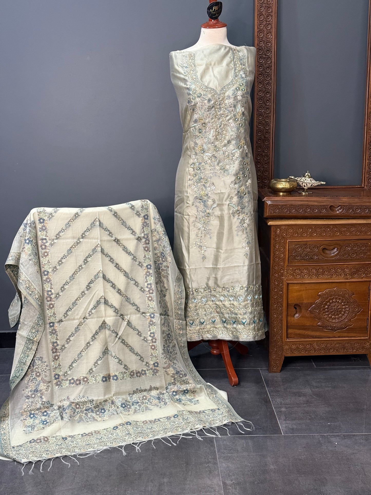 REGAL LOOM