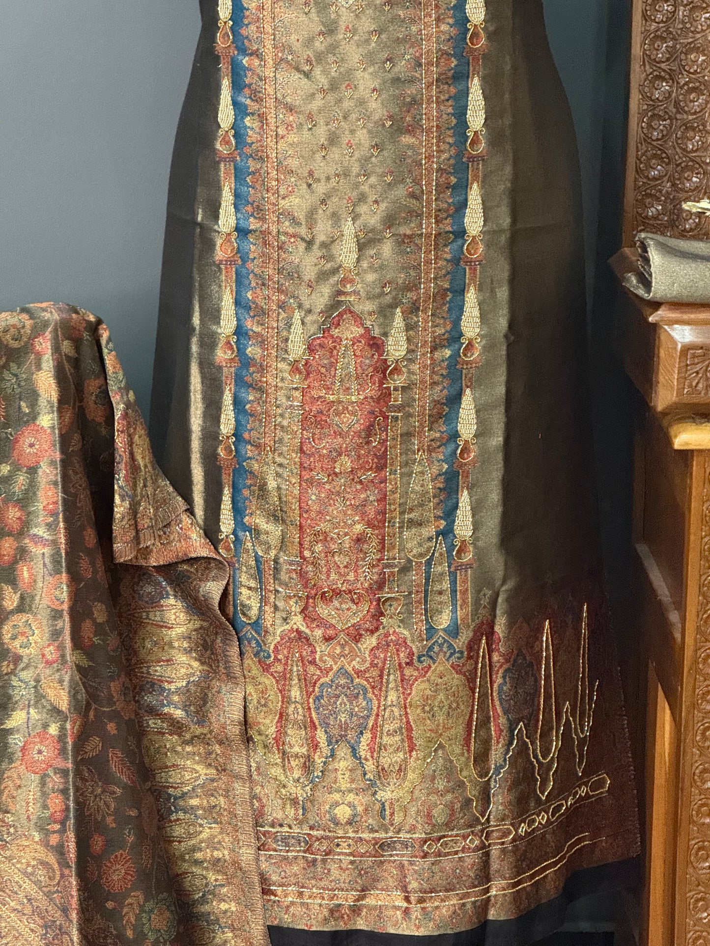 REGAL LOOM