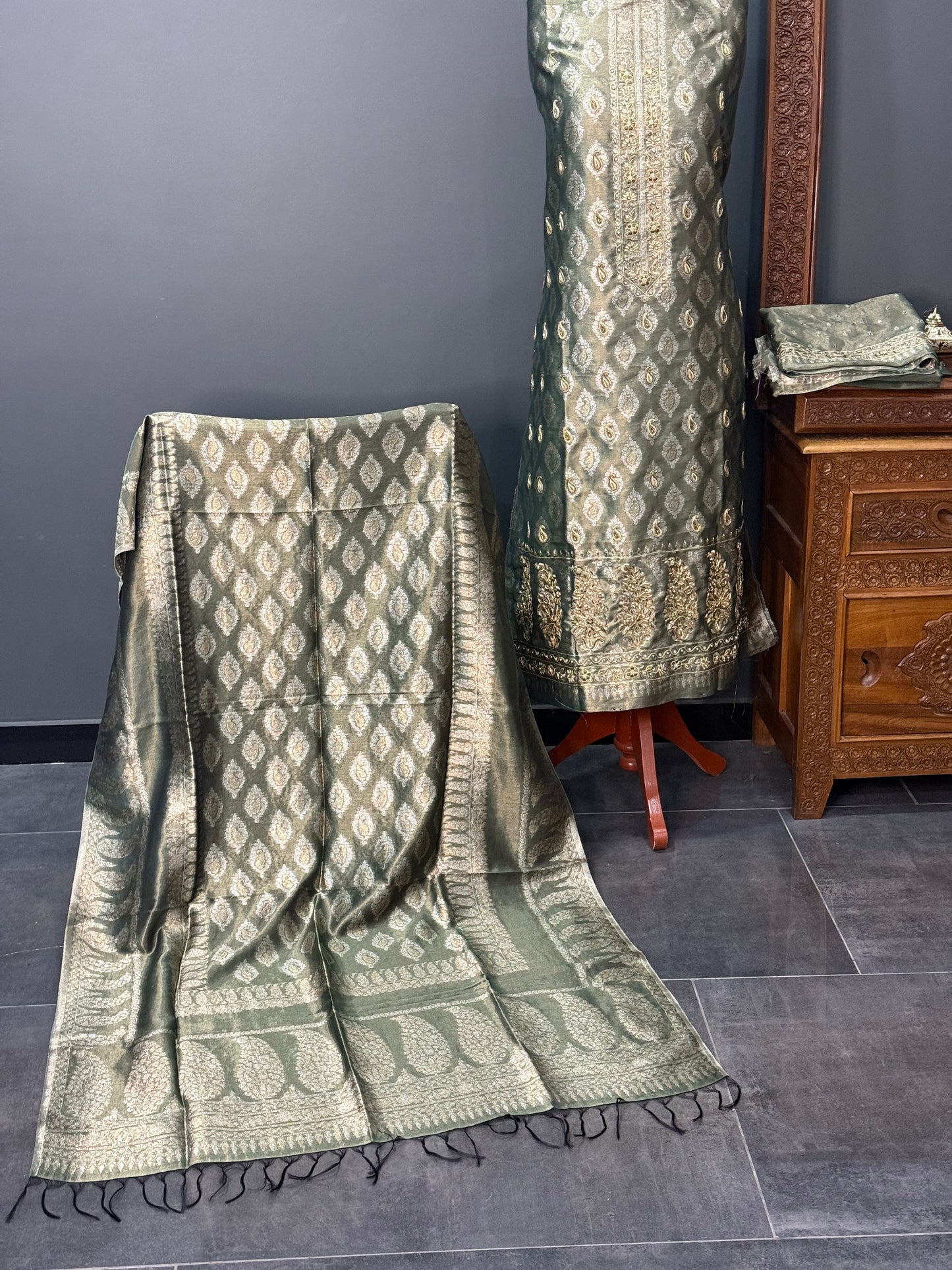 REGAL LOOM