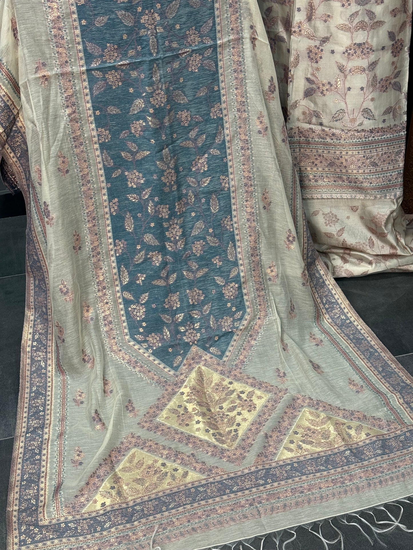 REGAL LOOM