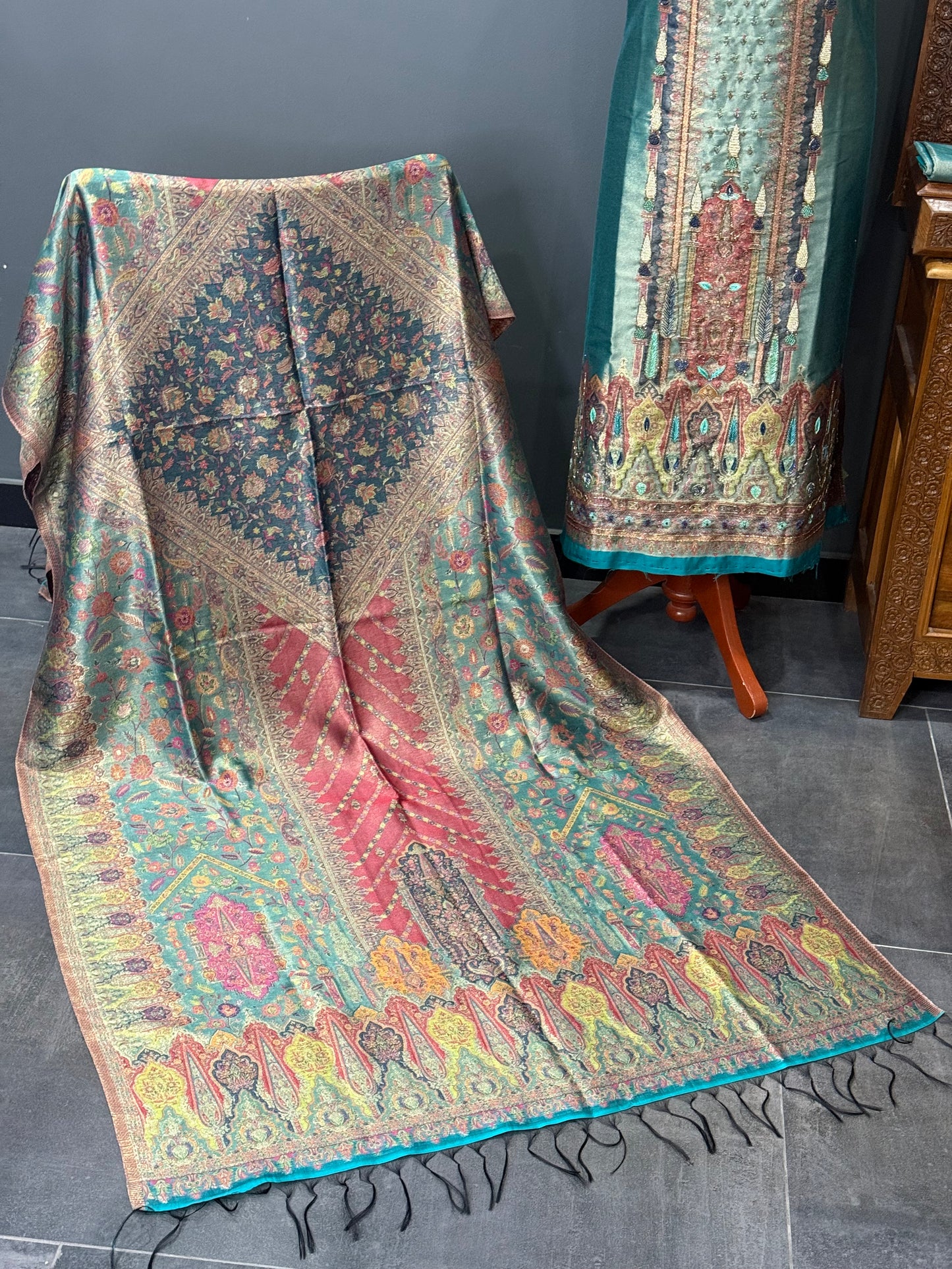 REGAL LOOM