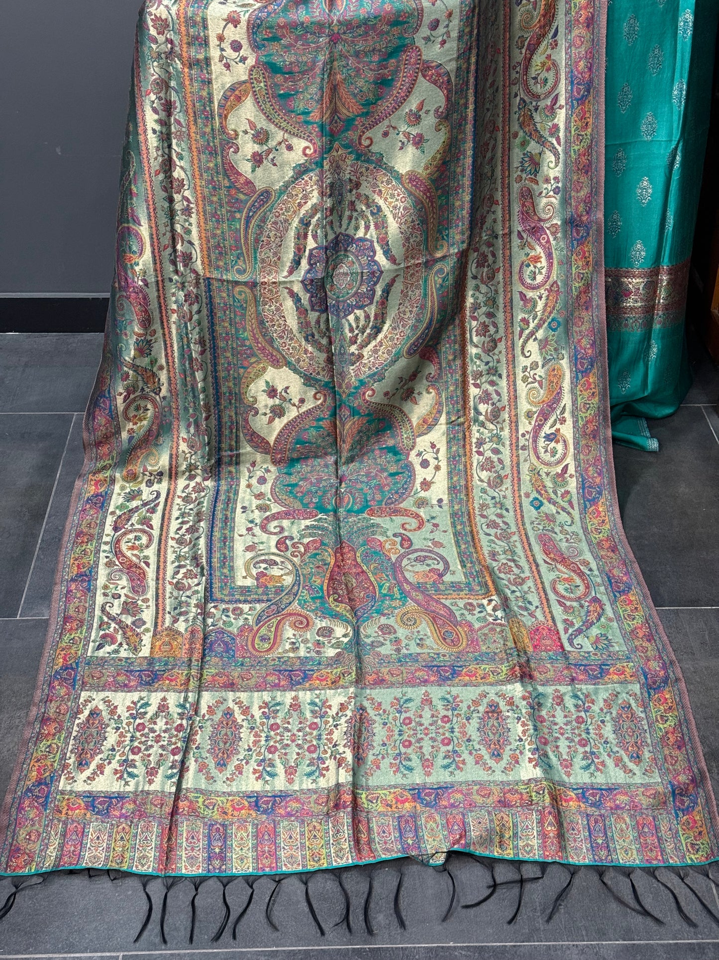 REGAL LOOM