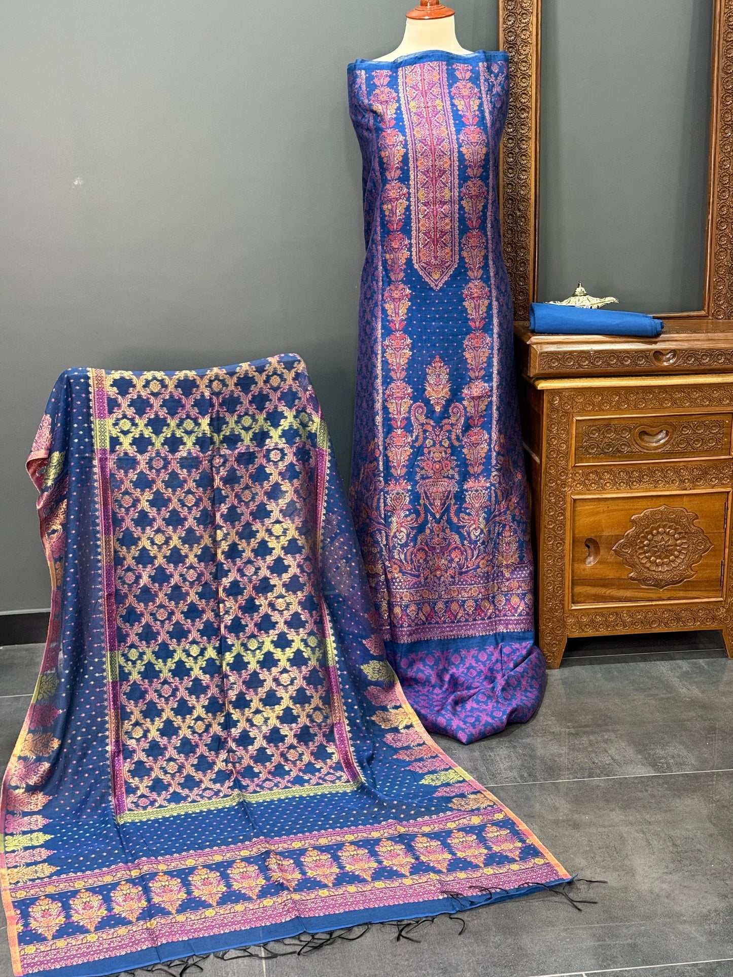 REGAL LOOM