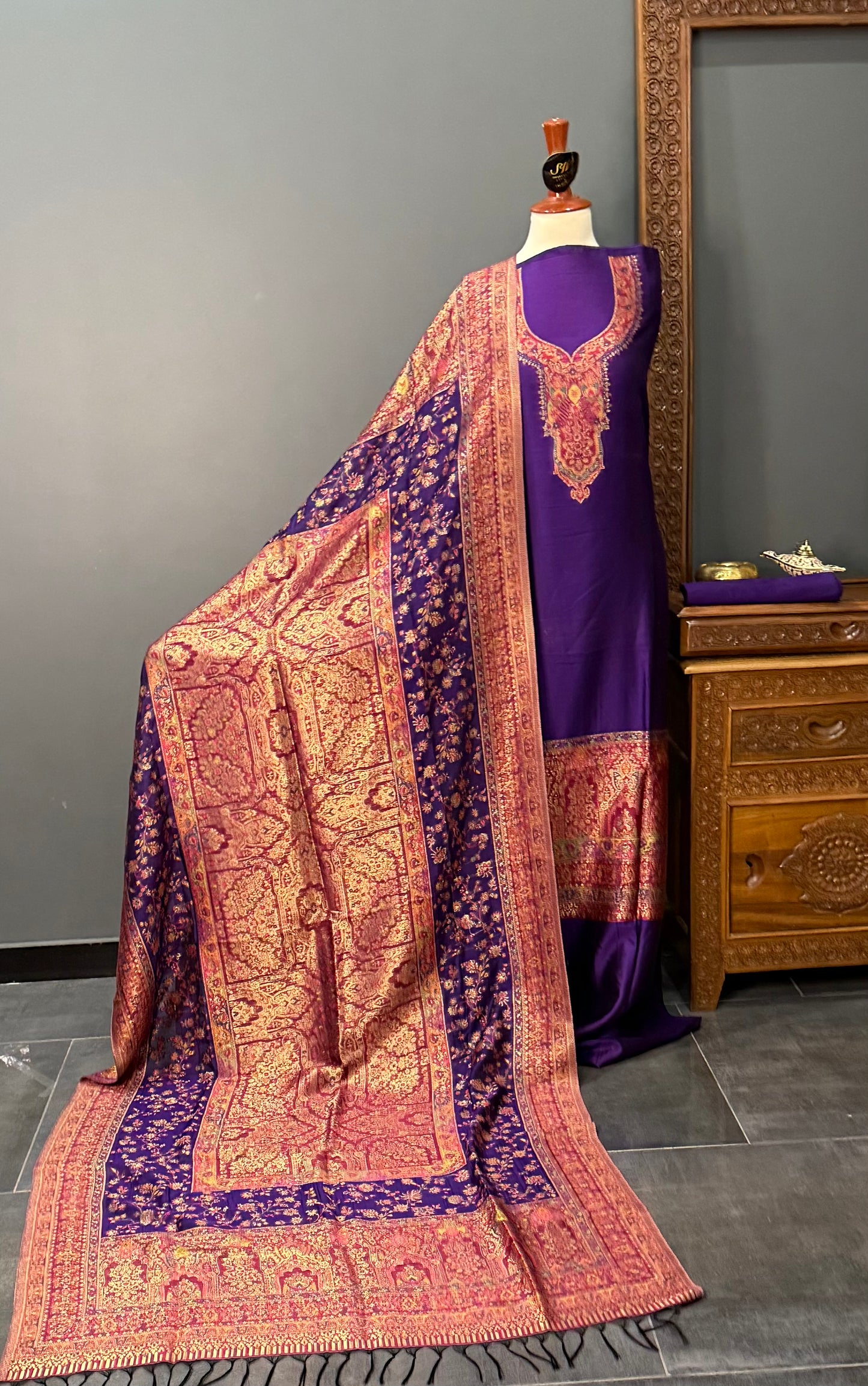 REGAL LOOM