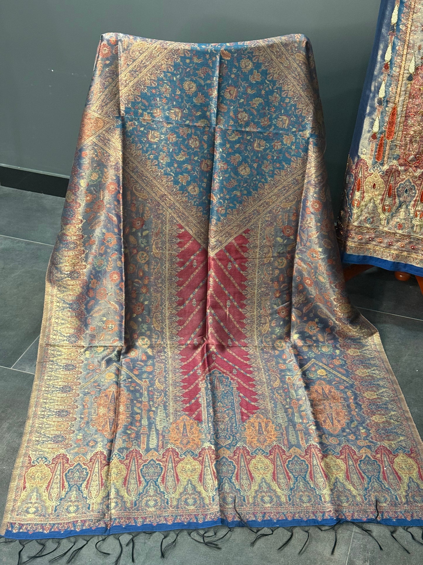 REGAL LOOM