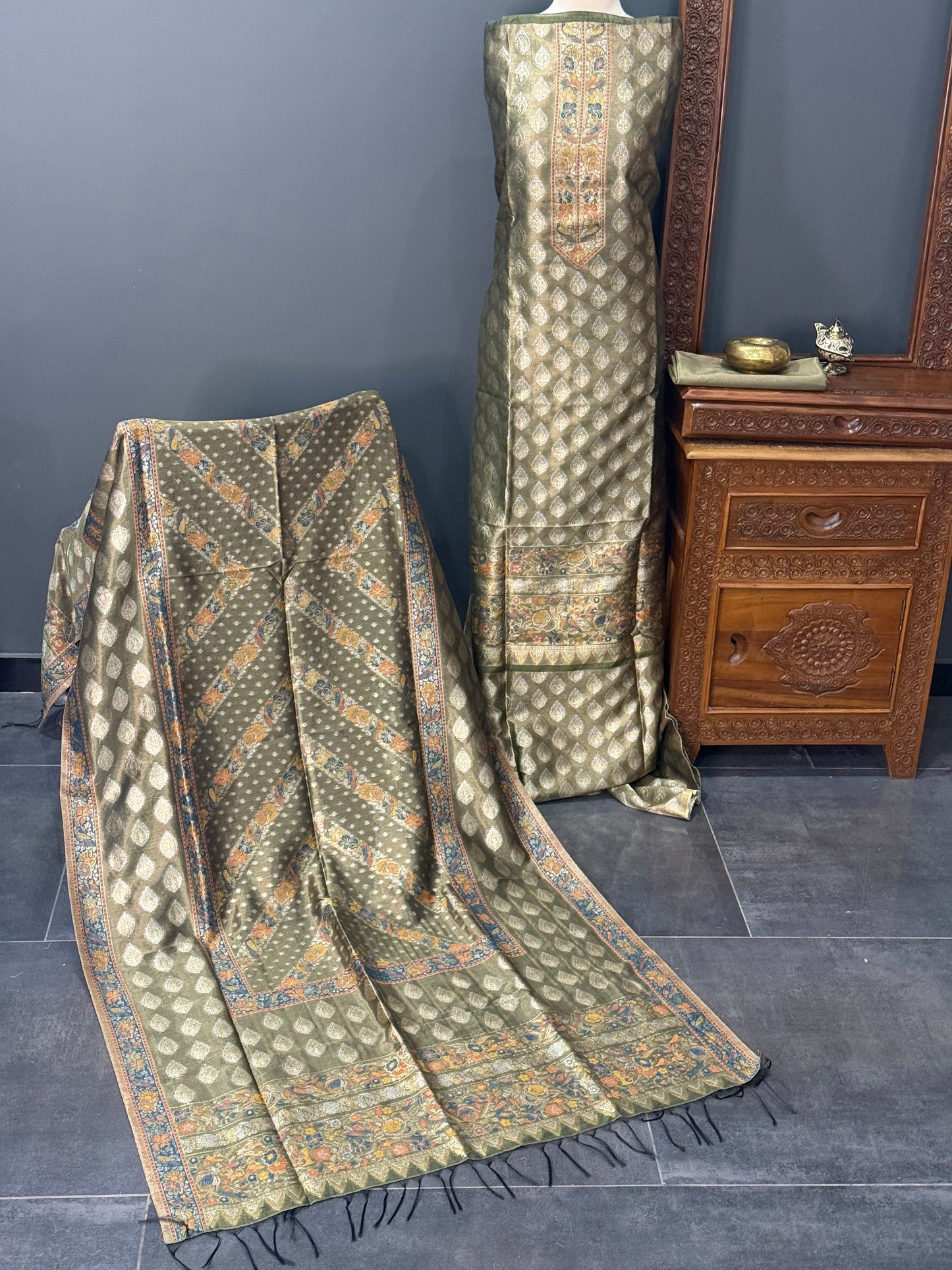 REGAL LOOM