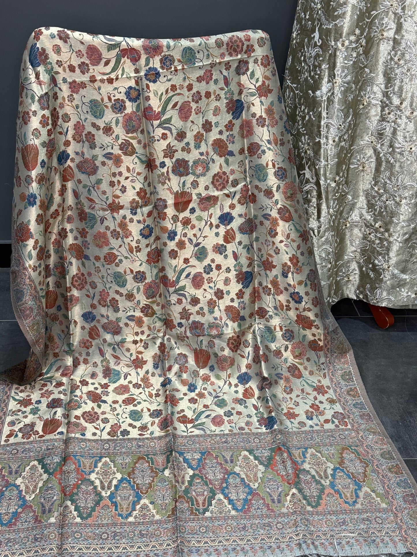 REGAL LOOM