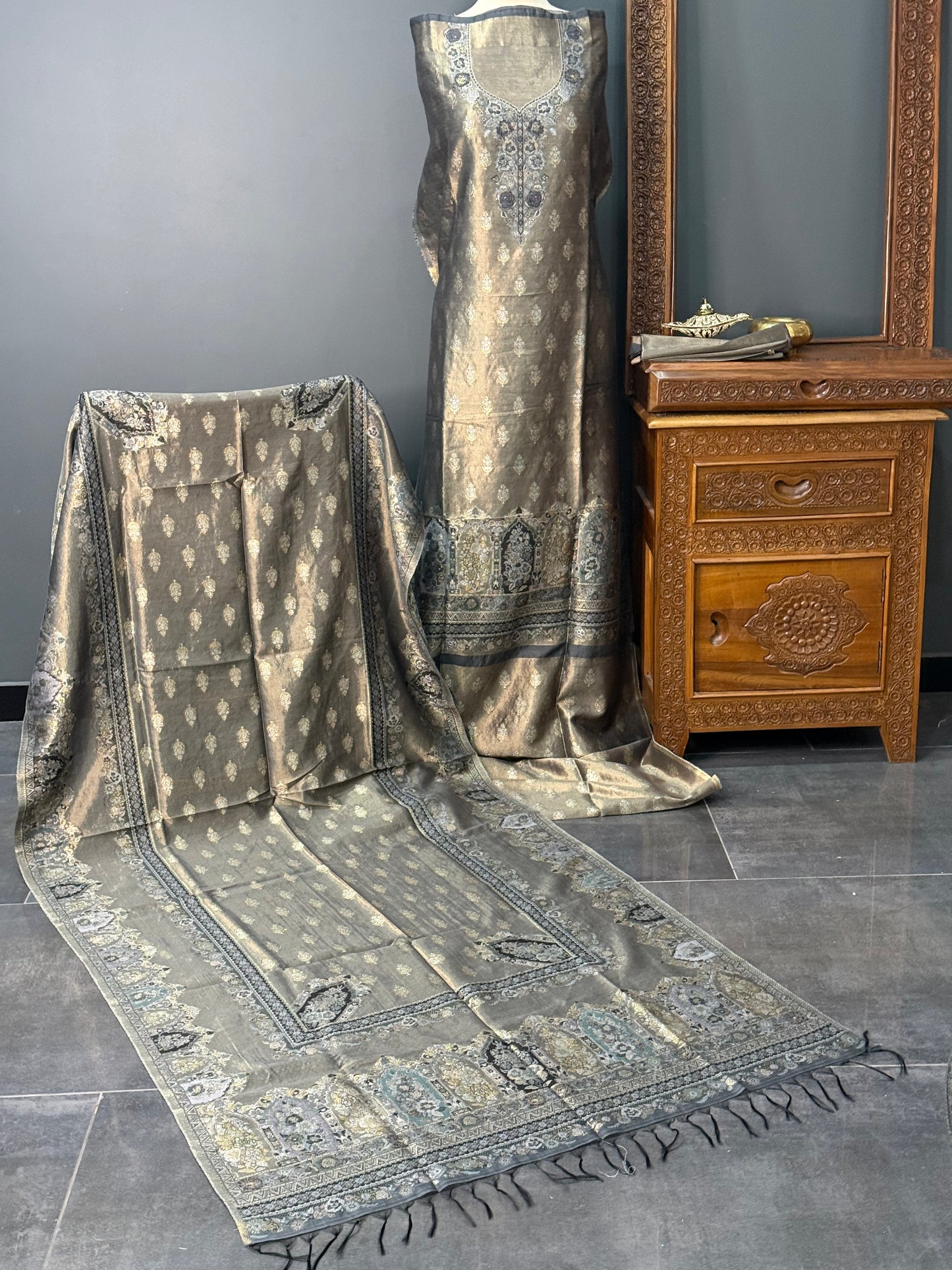 REGAL LOOM