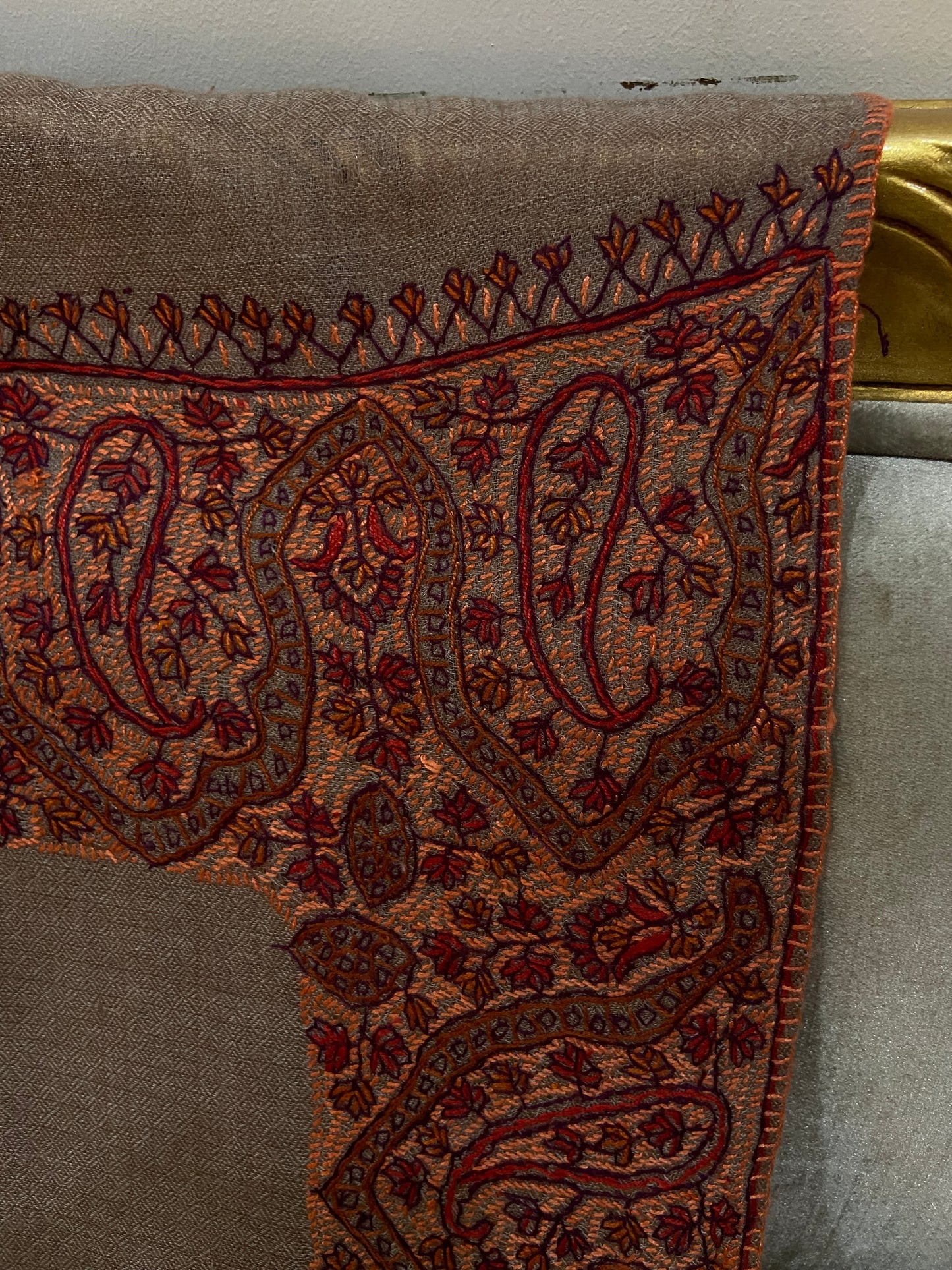 Toosh pashmina sui 4 side embroidered boarder