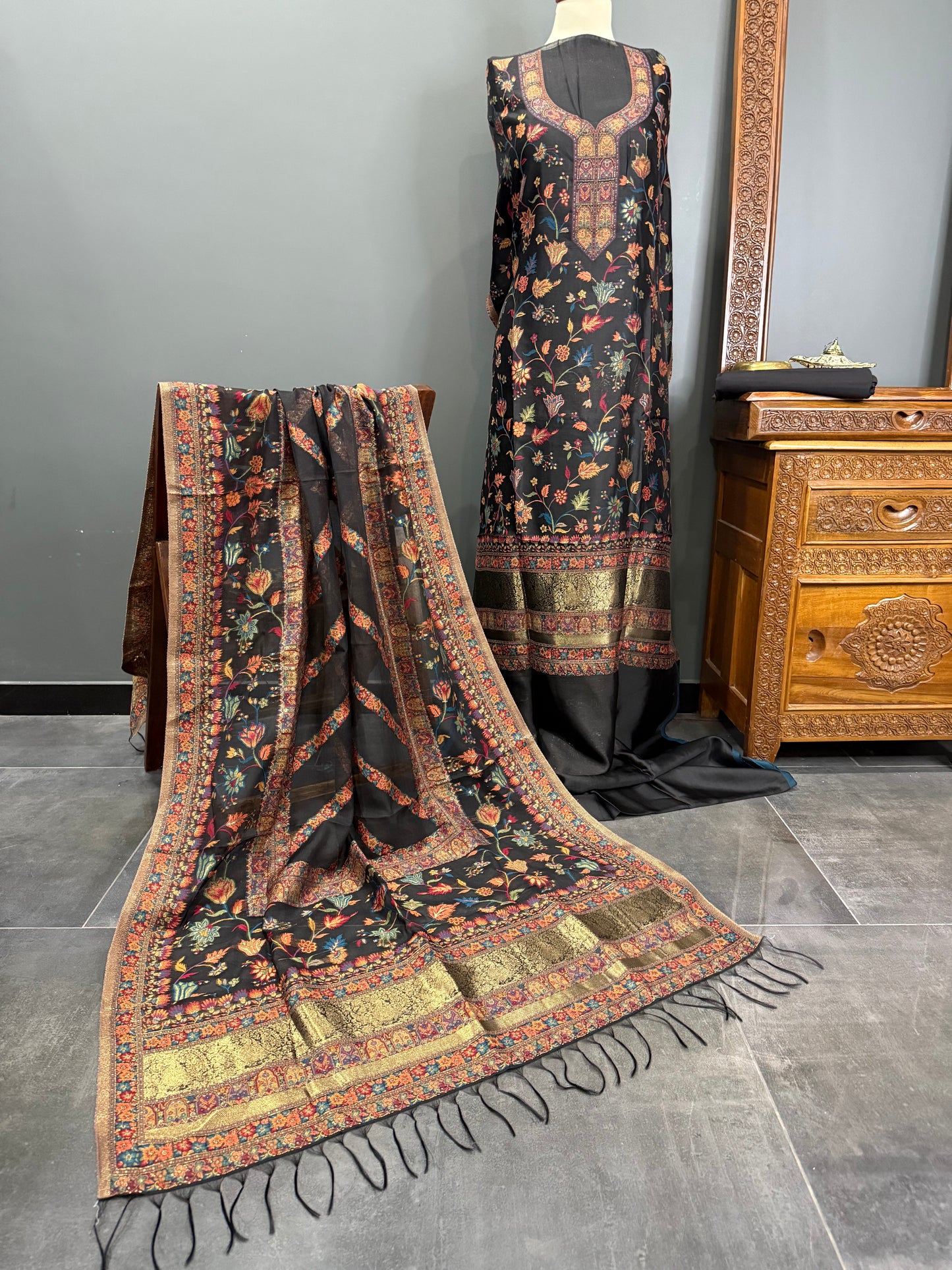 REGAL LOOM