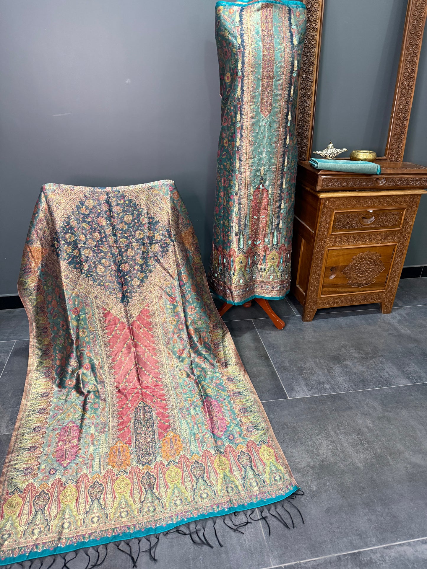 REGAL LOOM