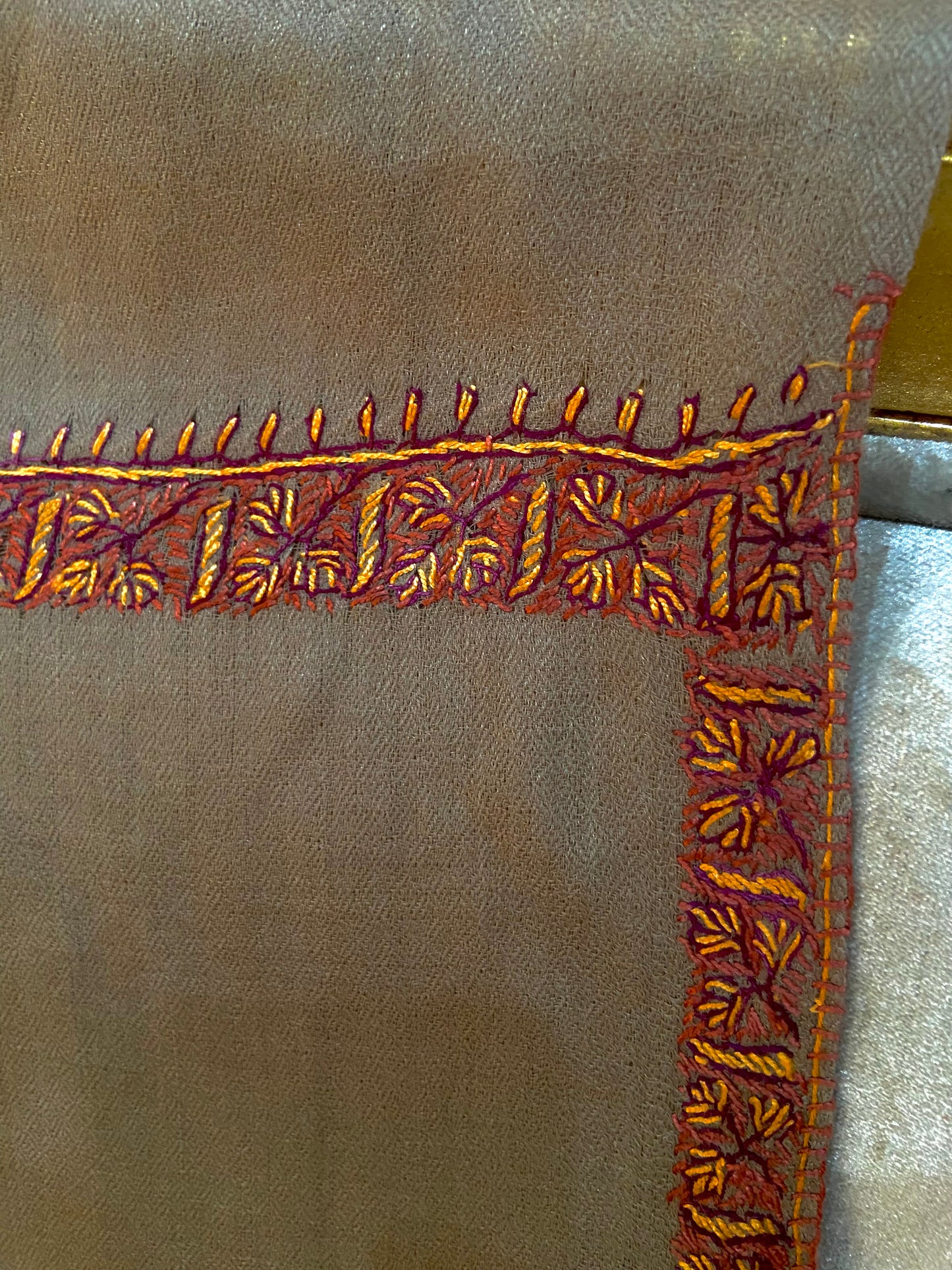 Toosh pashmina sui 4 side embroidered boarder