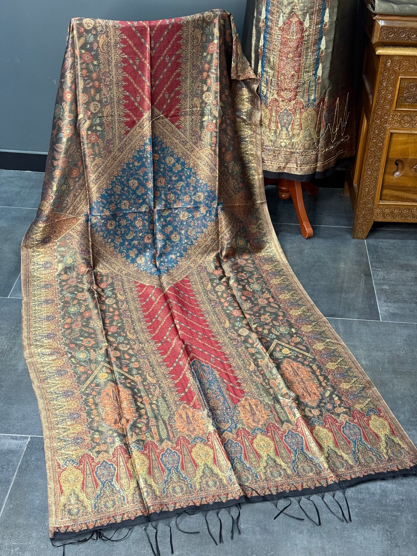 REGAL LOOM
