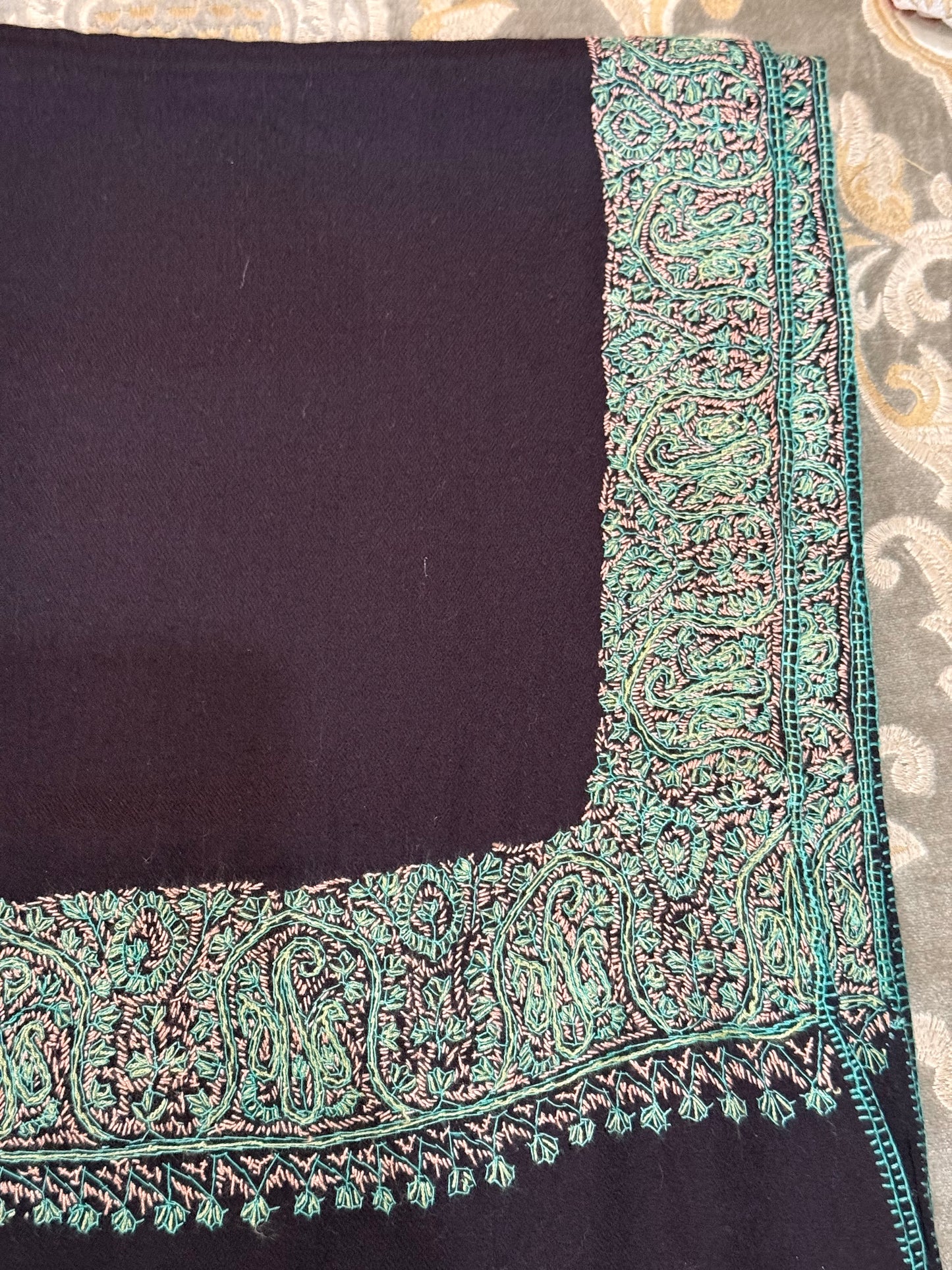 Toosh pashmina sui 4 side embroidered boarder