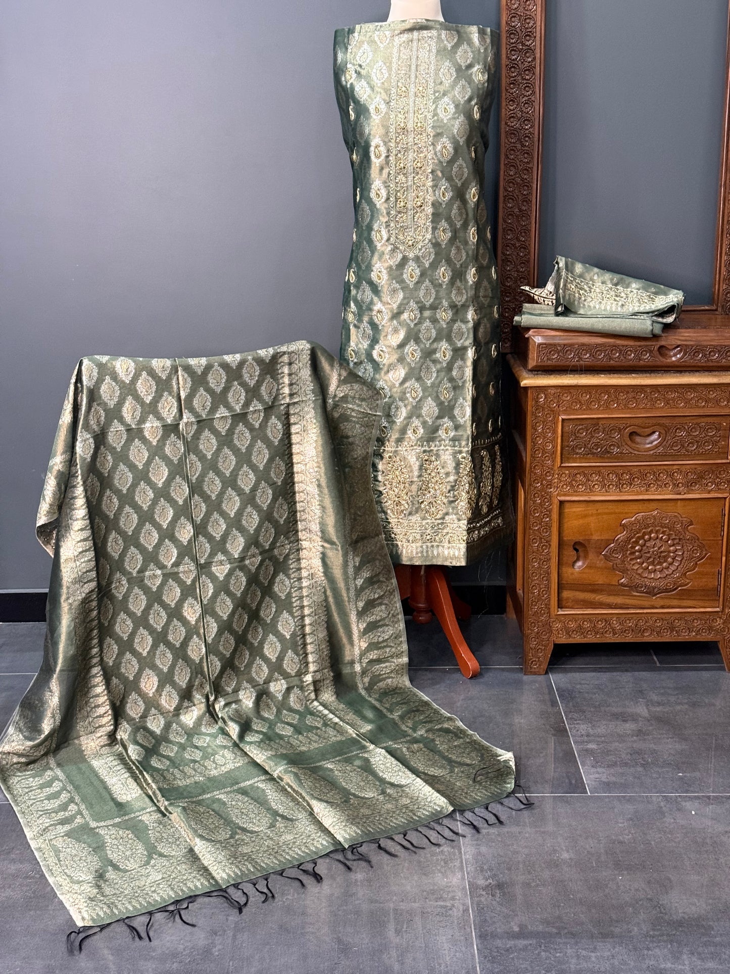 REGAL LOOM
