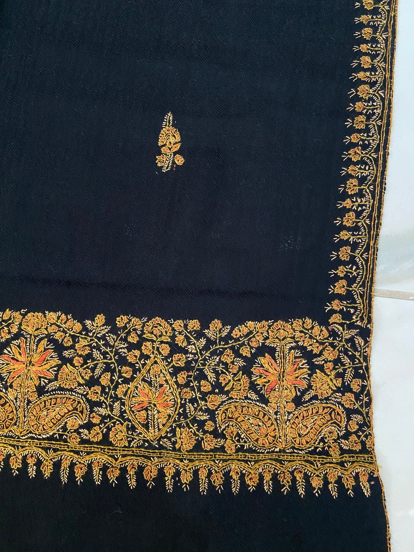 Toosh pashmina sui 4 side embroidered boarder