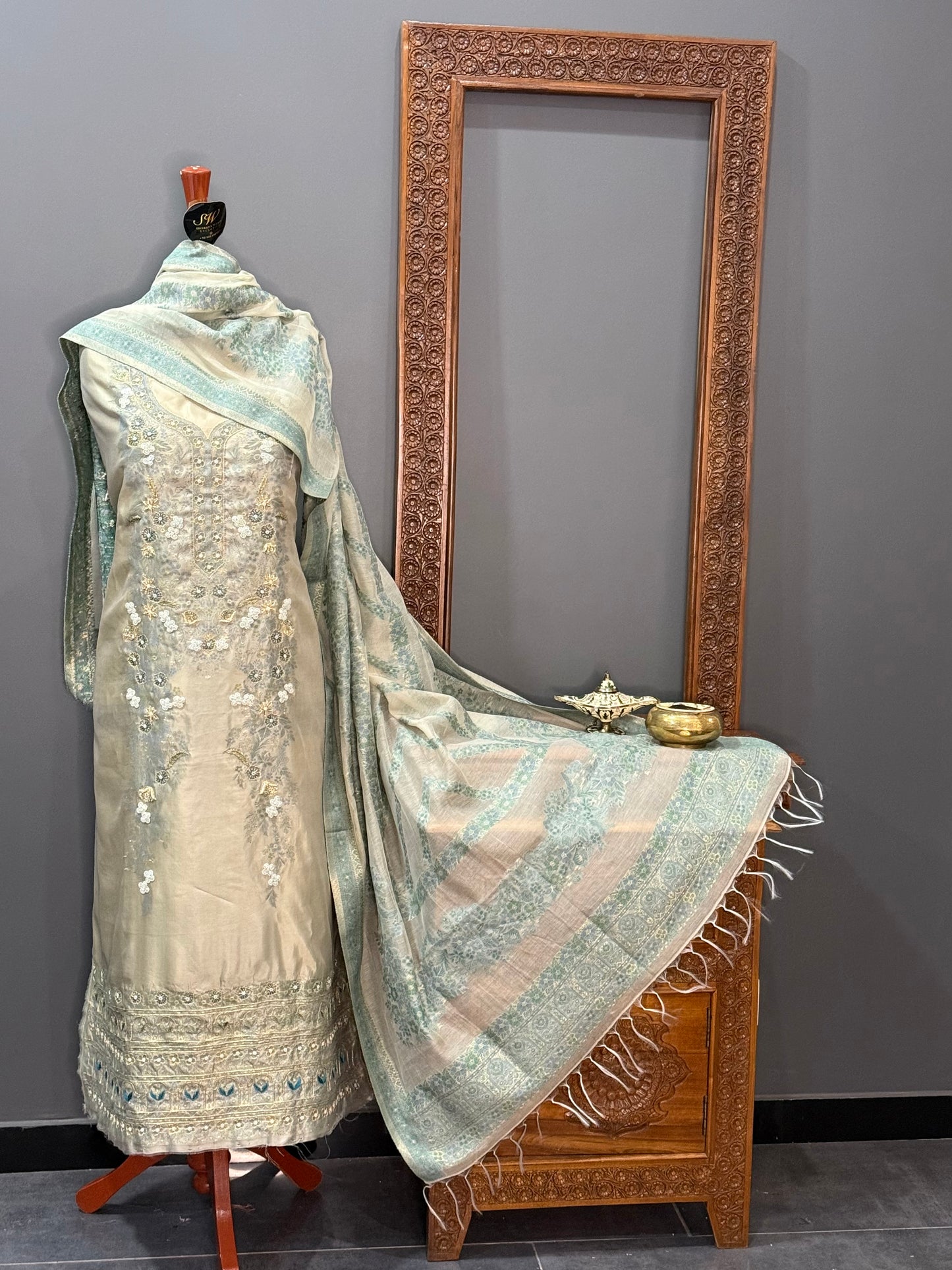 REGAL LOOM