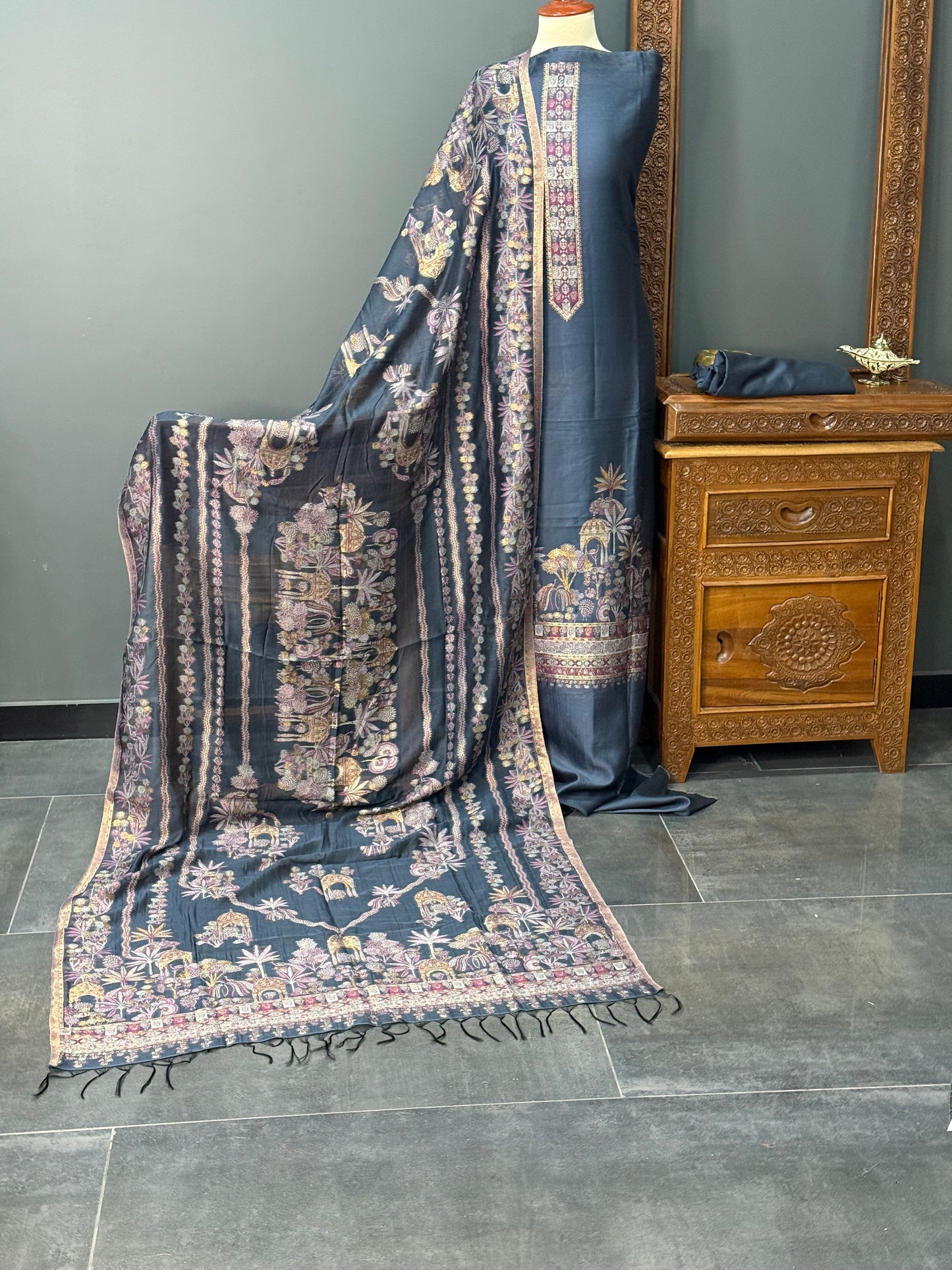 REGAL LOOM