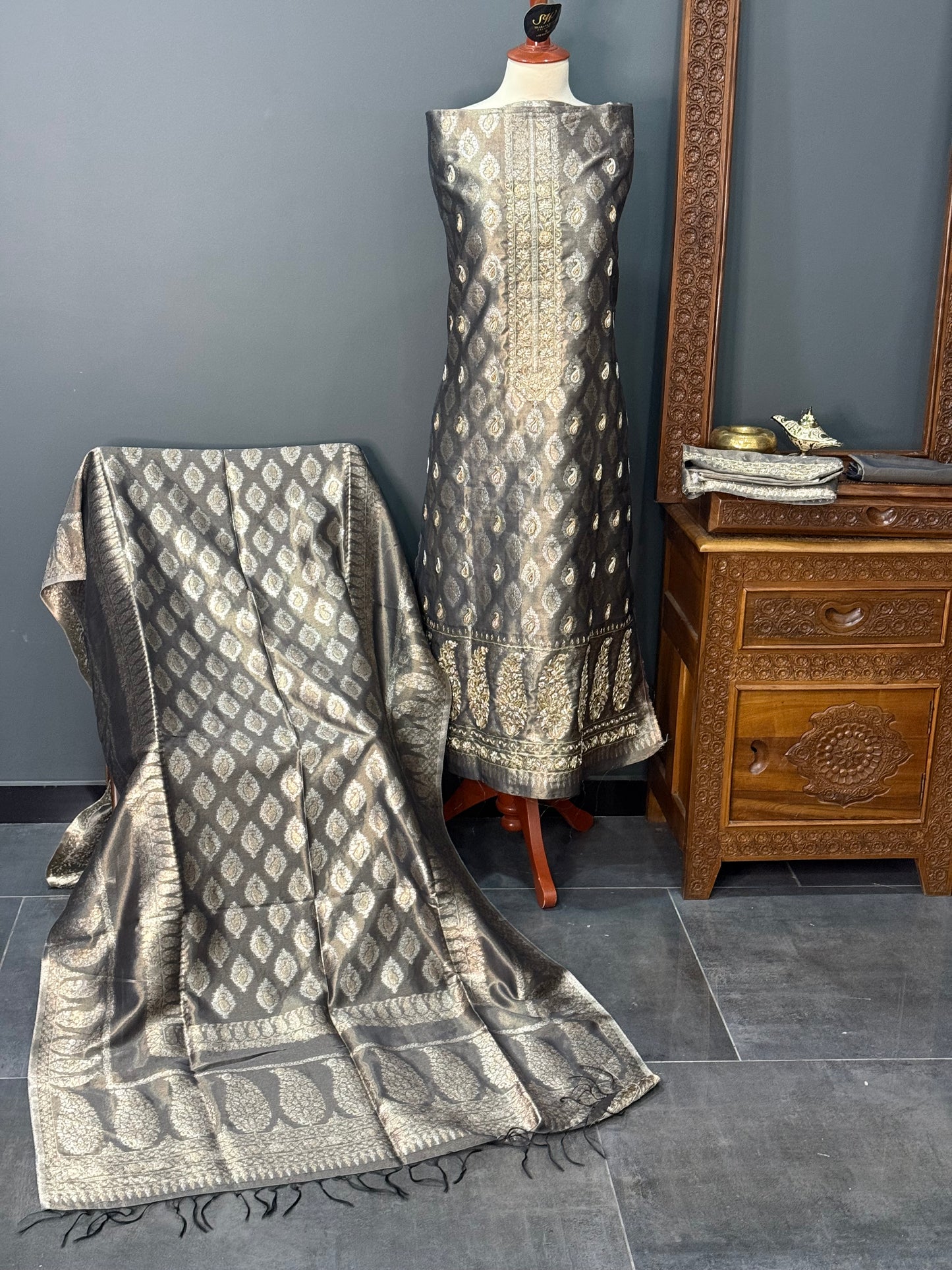 REGAL LOOM