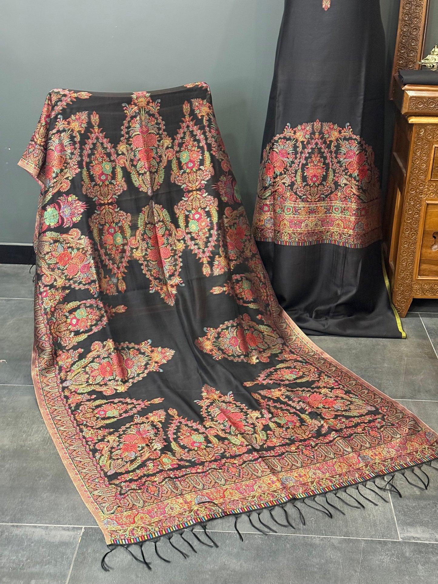 REGAL LOOM
