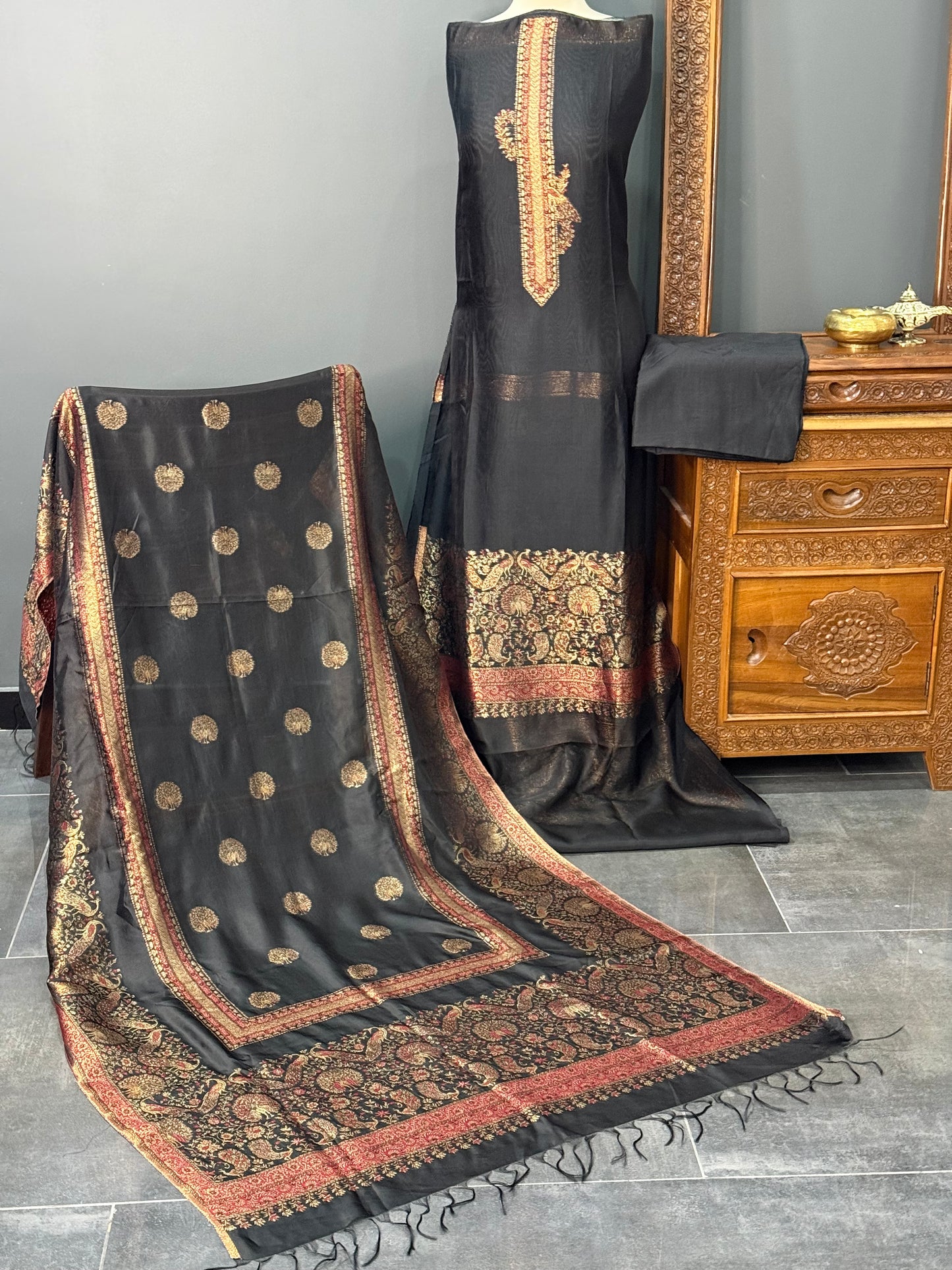 REGAL LOOM